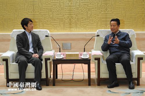 张昌尔(左)与黄瑞晋(右)交流 张昌尔(左)与黄瑞晋(右)交流