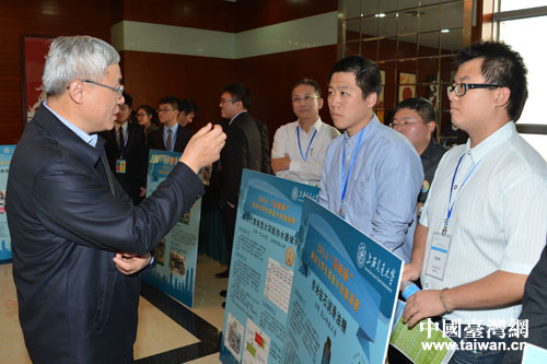 上海交大副校长吴旦(左一)与台湾大学生交谈创业与计划设计 上海交大副校长吴旦(左一)与台湾大学生交谈创业与计划设计