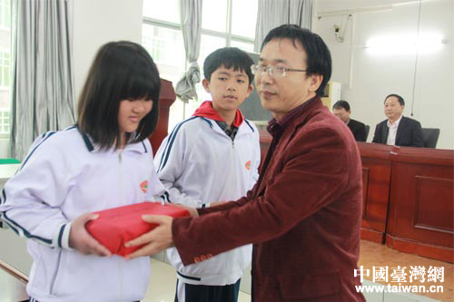 ����ʫ�˴����򶨰���ѧѧ�����顣