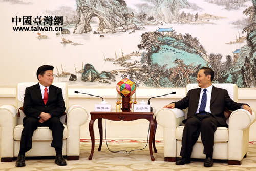 广西壮族自治区党委书记彭清华(右)在南宁会见台湾花莲县县长傅崐萁 广西壮族自治区党委书记彭清华(右)在南宁会见台湾花莲县县长傅崐萁