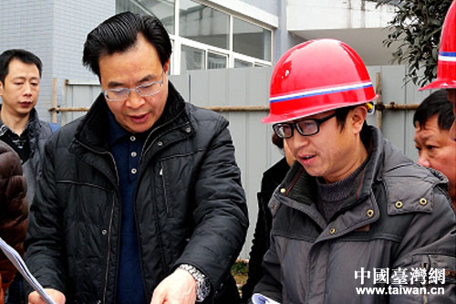 省台办副主任张军(左)调研邛崃市平乐九年制学校施工现场 省台办副主任张军(左)调研邛崃市平乐九年制学校施工现场