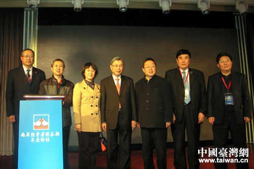 山东部分参会人员与高孔廉、王国安先生合影 山东部分参会人员与高孔廉、王国安先生合影