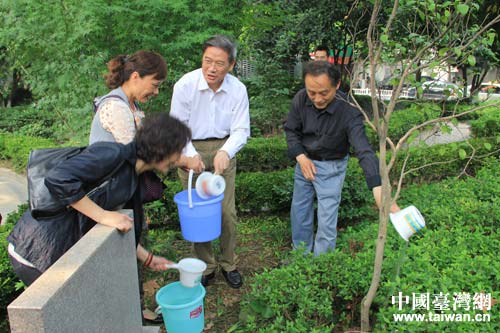 中央台办、国务院台办主任张志军考察杭州市小营巷社区,并与家庭代表一起为两岸同胞栽种的“亲情树”浇水。 中央台办、国务院台办主任张志军考察杭州市小营巷社区,并与家庭代表一起为两岸同胞栽种的“亲情树”浇水。