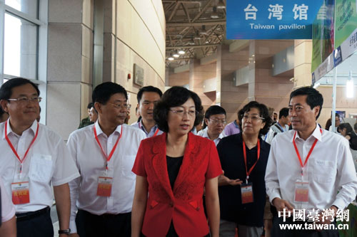 威海市委副书记、市长张惠(左三),市政府副市长刘广华(右一)考察第五届威海国际食品博览会台湾馆 威海市委副书记、市长张惠(左三),市政府副市长刘广华(右一)考察第五届威海国际食品博览会台湾馆