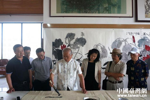省台办主任张雪燕(右三)在威海台湾会馆参加两岸书法家交流会 省台办主任张雪燕(右三)在威海台湾会馆参加两岸书法家交流会