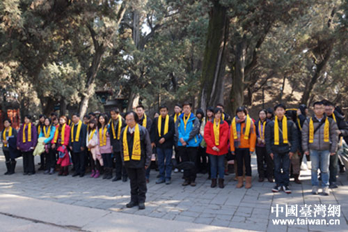 参访团一行全体人员行施拜礼 参访团一行全体人员行施拜礼