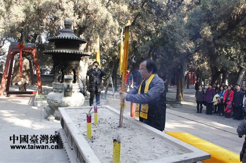 台湾义守大学教授李长殷净手上香 台湾义守大学教授李长殷净手上香