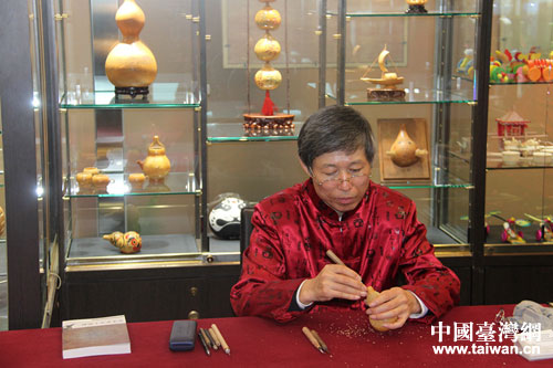 济南葫芦雕刻传承人现场展示 济南葫芦雕刻传承人现场展示