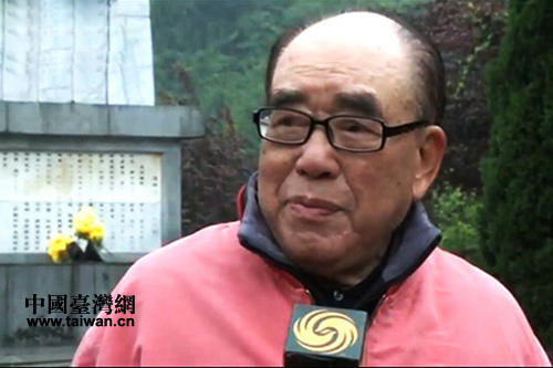 郝柏村在石牌岭抗战纪念碑前接受采访 郝柏村在石牌岭抗战纪念碑前接受采访