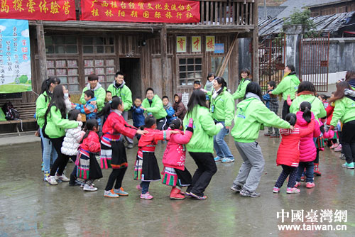 台湾毛克利青少年协会大学生义工与桂林龙胜县大寨小学的小朋友做游戏 台湾毛克利青少年协会大学生义工与桂林龙胜县大寨小学的小朋友做游戏