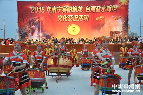 广西宾阳炮龙与台湾盐水蜂炮火爆登场同闹元宵 广西宾阳炮龙与台湾盐水蜂炮火爆登场同闹元宵