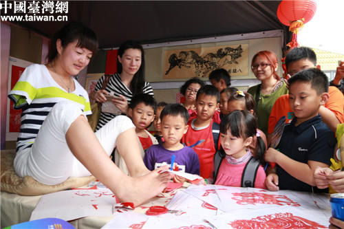 高雄小朋友特色周上参与创作 感受老北京特色