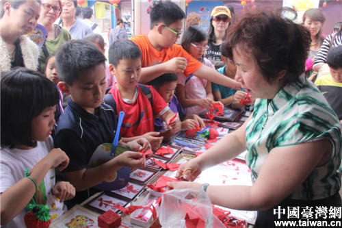 高雄小朋友特色周上参与创作 感受老北京特色