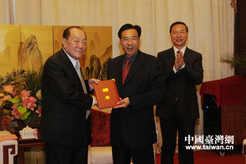 副省长陈志荣为孙明贤颁发省政府咨询顾问聘书 副省长陈志荣为孙明贤颁发省政府咨询顾问聘书