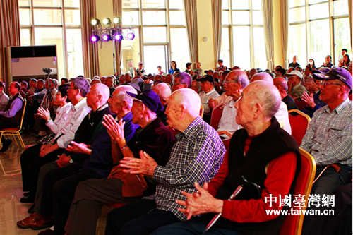 老人们聚精会神观看演出现场 老人们聚精会神观看演出现场