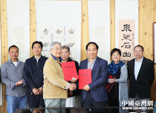 浙江农林大学校长周国模(右)向陈每文(左)授予捐赠证书。 浙江农林大学校长周国模(右)向陈每文(左)授予捐赠证书。