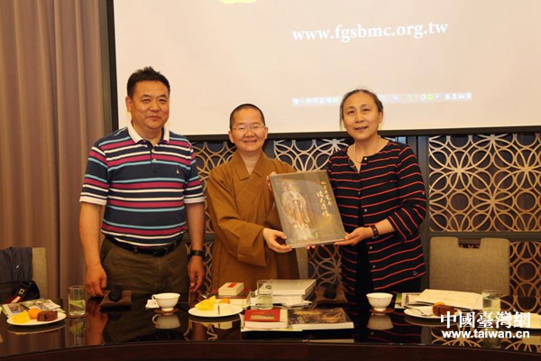 刘超英、北京西山大觉寺管理处主任姬脉利向佛陀纪念馆馆长如常法师赠送《北京大觉寺诸天造像》 刘超英、北京西山大觉寺管理处主任姬脉利向佛陀纪念馆馆长如常法师赠送《北京大觉寺诸天造像》