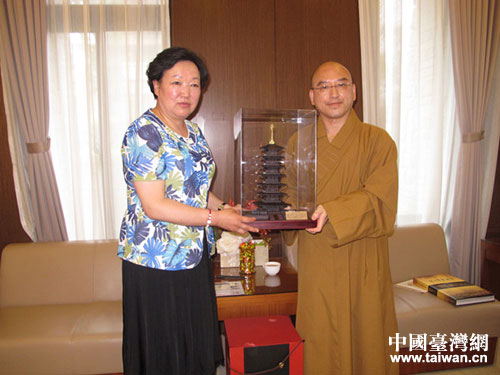 陈伟向法鼓山副主持赠送泾川大云寺佛塔 陈伟向法鼓山副主持赠送泾川大云寺佛塔