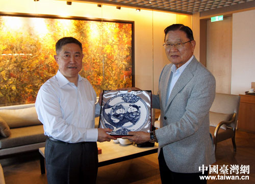 江丙坤会长与赵润田副省长(左) 江丙坤会长与赵润田副省长(左)
