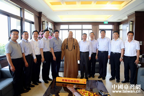 星云大师与山东省农业经济交流团成员合影 星云大师与山东省农业经济交流团成员合影