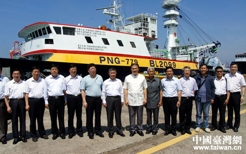 图:交流团考察高雄前镇渔港 图:交流团考察高雄前镇渔港