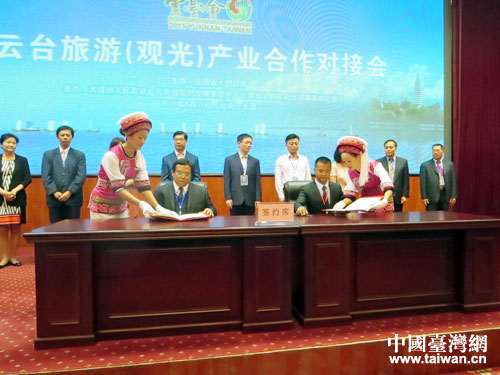 领导及嘉宾见证签约仪式 领导及嘉宾见证签约仪式