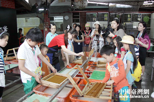在南投县广兴纸寮体验自己做纸的乐趣 在南投县广兴纸寮体验自己做纸的乐趣