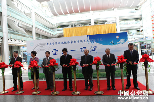 出席开幕式的嘉宾剪彩 出席开幕式的嘉宾剪彩