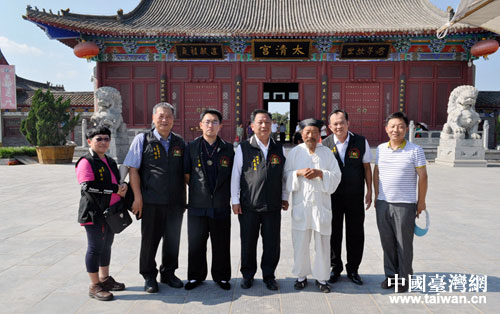 在太清宫山门前与道长等合影留念 在太清宫山门前与道长等合影留念