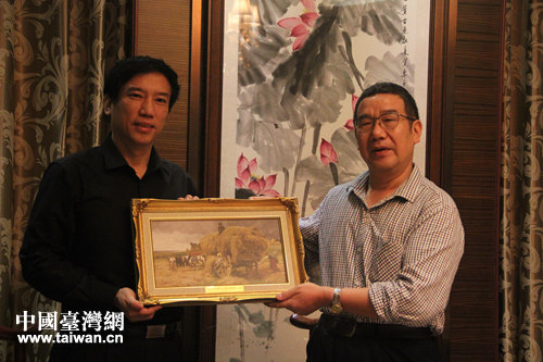 台湾媒体与湖北台办互赠礼物 台湾媒体与湖北台办互赠礼物