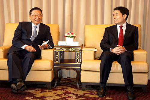 四川省副省长甘霖(右)会见海基会前董事长江丙坤 四川省副省长甘霖(右)会见海基会前董事长江丙坤