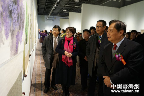 刘蓉莺向来宾介绍画作 刘蓉莺向来宾介绍画作