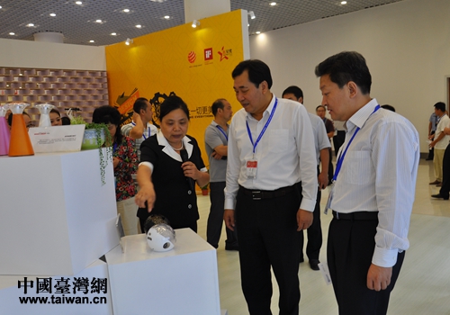 市委书记杜昌文亲临两岸设计力精品展现场指导工作 市委书记杜昌文亲临两岸设计力精品展现场指导工作