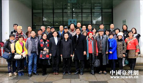 两岸书画家、艺术家在八大山人纪念馆前合影留念 两岸书画家、艺术家在八大山人纪念馆前合影留念