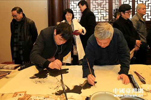 两岸书画家、艺术家现场交流作画,共同完成书画作品 两岸书画家、艺术家现场交流作画,共同完成书画作品