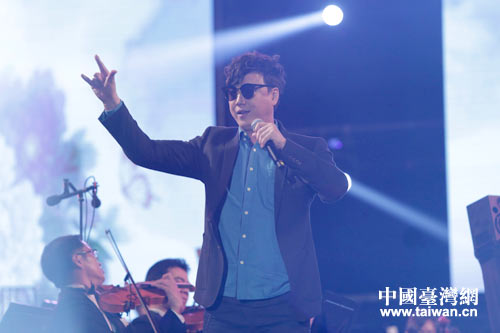台湾歌手萧煌奇演唱《你是我的眼》等歌曲 台湾歌手萧煌奇演唱《你是我的眼》等歌曲