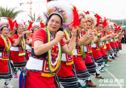 台湾花莲县丰滨乡少数民族代表在广西武鸣“壮族三月三”歌圩开幕式上表演歌舞《太平洋阿美情》。 台湾花莲县丰滨乡少数民族代表在广西武鸣“壮族三月三”歌圩开幕式上表演歌舞《太平洋阿美情》。