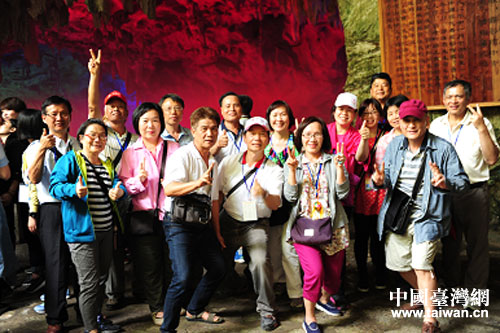台湾宜兰县少数民族参访团嘉宾争相与武鸣县伊岭岩风景区的美景合照留念 台湾宜兰县少数民族参访团嘉宾争相与武鸣县伊岭岩风景区的美景合照留念