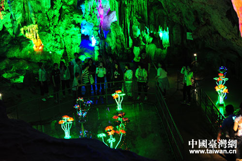 台湾宜兰县少数民族参访团嘉宾在武鸣县伊岭岩风景区参观 台湾宜兰县少数民族参访团嘉宾在武鸣县伊岭岩风景区参观