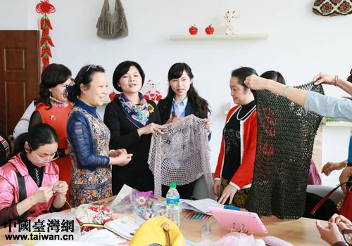 张丽善女士与周末参加中心开展活动人员交流手工艺制作 张丽善女士与周末参加中心开展活动人员交流手工艺制作