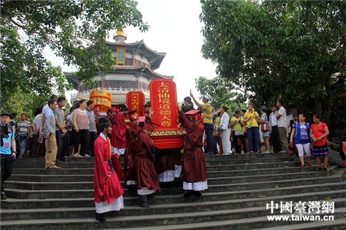 ��������8ʱ20�֣�ӭ������󸹬����