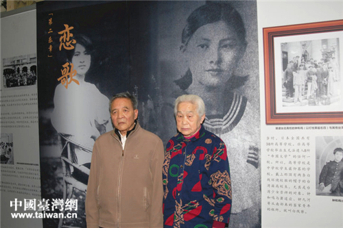 钟浩东蒋碧玉长子钟继坚长媳张熙娥在父母图片前合影 钟浩东蒋碧玉长子钟继坚长媳张熙娥在父母图片前合影