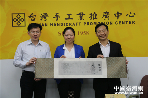 共青团襄阳市委书记、市青联主席王岩向台湾中华青年企业协会赠送礼品 共青团襄阳市委书记、市青联主席王岩向台湾中华青年企业协会赠送礼品