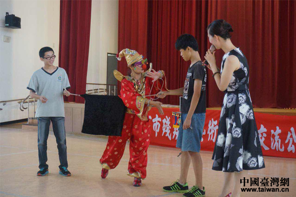 魔術表演與高雄市特殊教育學校學生進行互動。（中國臺灣網 雍紫薇 攝）