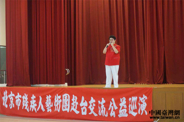 腦癱智障歌手明明演唱《父親》。（中國臺灣網 雍紫薇 攝）