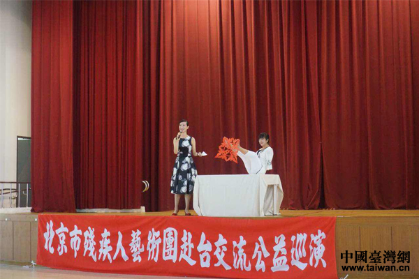 無臂剪紙藝術家夏虹表演《剪紙》。（中國臺灣網 雍紫薇 攝）