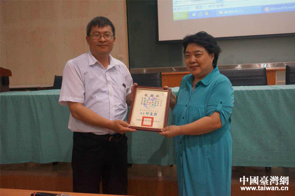 高雄市特殊教育學校向北京市殘疾人藝術團贈與感謝函。(中國臺灣網 雍紫薇 攝)