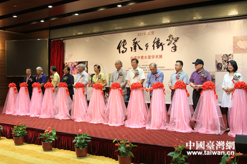 领导及嘉宾共同为此次画展剪彩 领导及嘉宾共同为此次画展剪彩