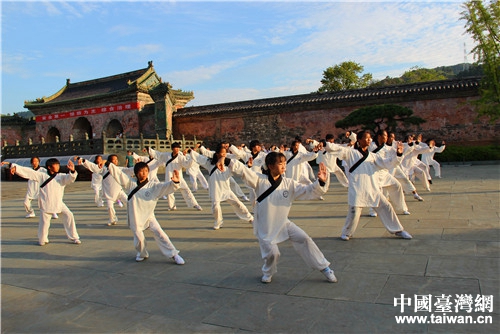 武当山道家传统武术馆学员正在练习武术 武当山道家传统武术馆学员正在练习武术