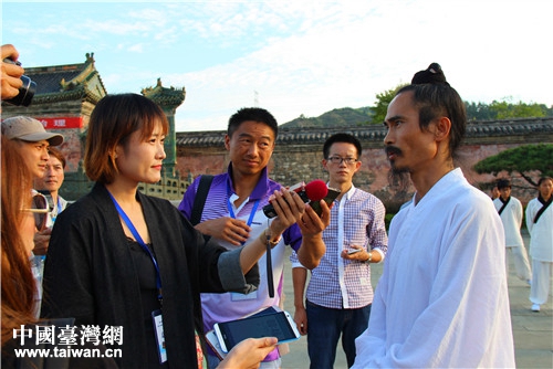 两岸媒体采访武当山道家传统武术馆馆长袁修钢 两岸媒体采访武当山道家传统武术馆馆长袁修钢